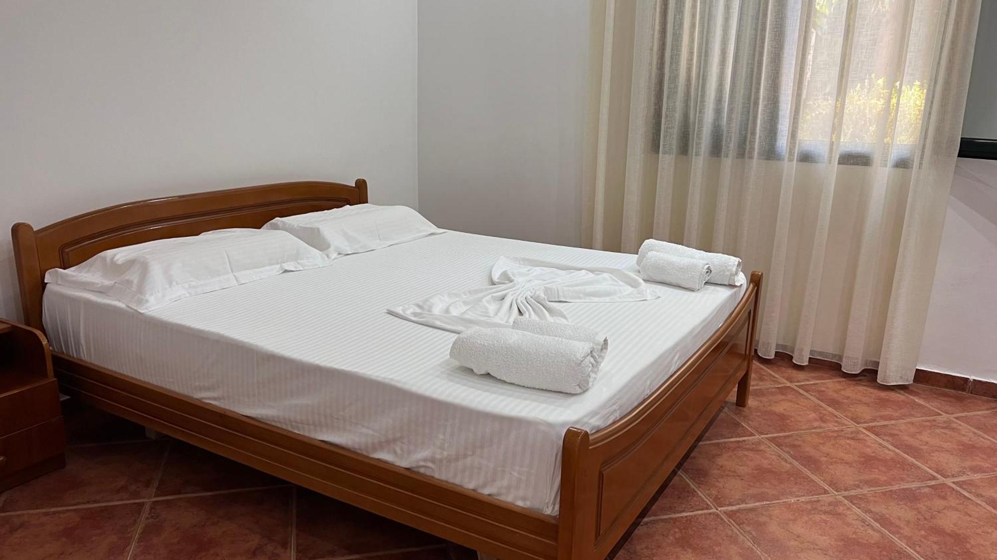 Vila Rexhepaj Vlorë エクステリア 写真